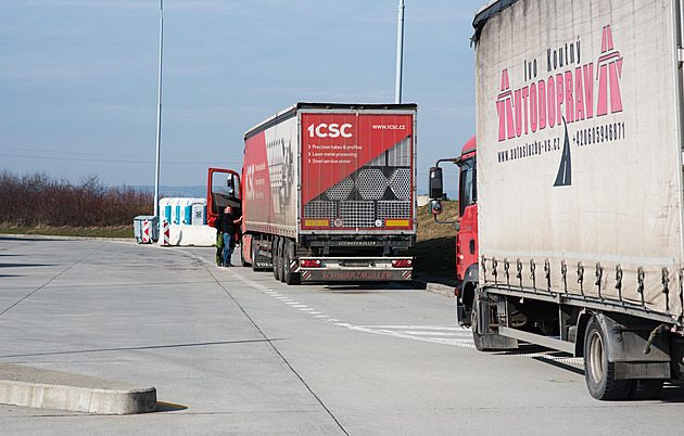 Odpoívadla by mla být idim k dispozici pítí rok, bude na nich 28 míst...