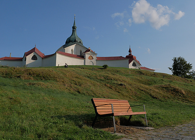 Kolem Zelené hory nechalo msto rozmístit nové, moderní laviky, k nim brzy...