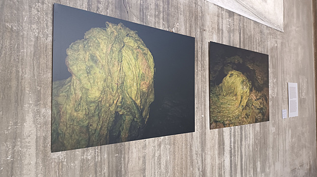 Kostel jako galerie. Svérázný umělec do monumentálního prostoru přivezl i konve