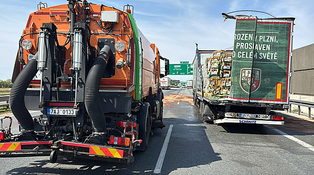 Komplikace před Prahou. Na D1 se po nehodě kamionů vysypaly přepravky s pivem