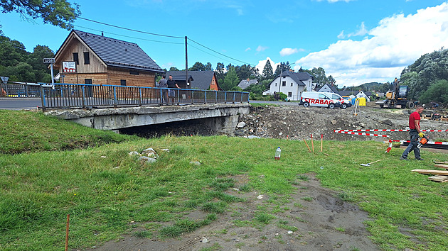 V Domaov SD zbourá  dv mostní konstrukce a poté vybuduje dva nové mosty.