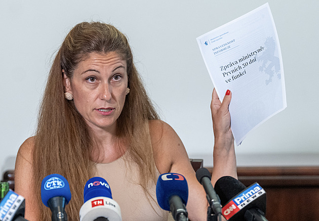 Jistota české politiky: komediální nekonečný bitcoinový seriál Evy Decroix