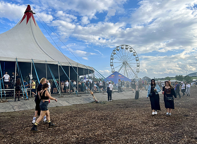 Návštěvník festivalu nabízel drogy přes QR kód, vylepil ho na záchodech