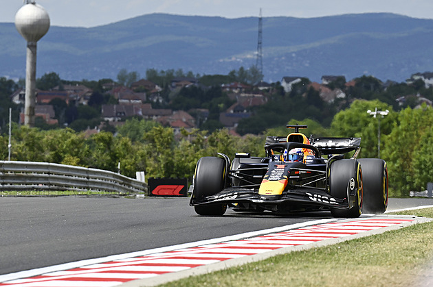 Kde se tady vzal? Verstappen musel před komisaře, za jízdy vyhodil z formule ručník