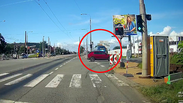 VIDEO: Ke střetu chyběly metry. Auto ve Zlíně odbočilo přímo před vlak