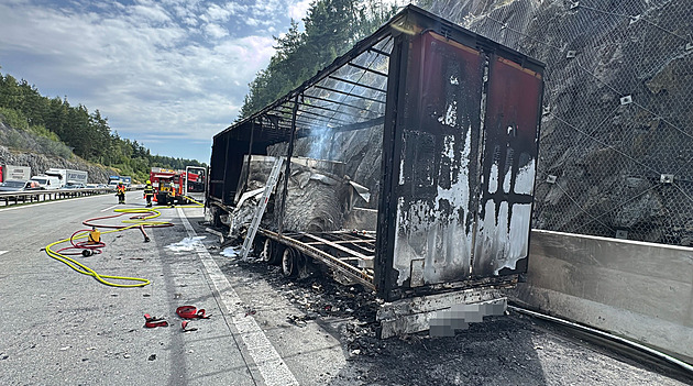 Dálnici D1 na Benešovsku uzavřel požár nákladního auta. Ve směru na Brno stála