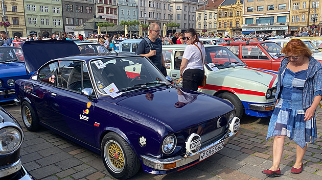Retrojízda brázdila silnice Plzeňska. Podívejte se, jak se jezdilo za socialismu