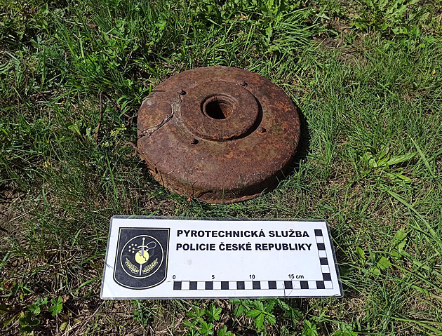 Nejdříve prozkoumali, až pak nahlásili. Houbaři v Ralsku našli protitankovou minu