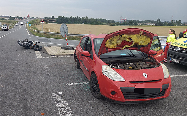 Pi stetu motorky s automobilem se ván zranil spolujezdec jednostopého...