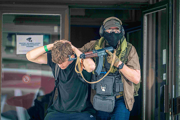 Nejhorší možný scénář útoku. Takhle cvičí elitní URNA s krytím od ostřelovačů