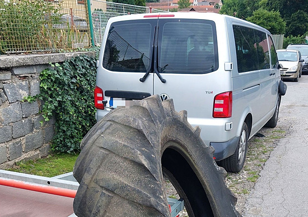 Chlapci pustili z kopce dv tké pneumatiky od traktoru. Jedna pokodila...