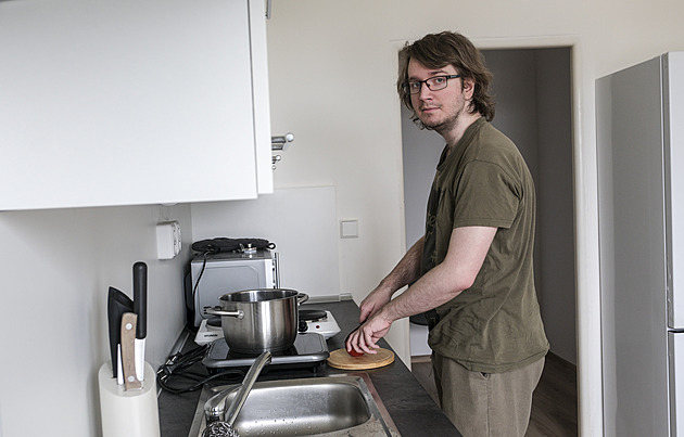 Jeden z klient Mikasy v tréninkovém byt, kde mohou lidé s autismem trénovat...