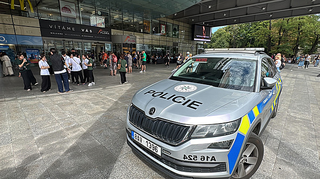 Evakuace obchodního centra Flora, v restauraci hořel rozvaděč elektřiny