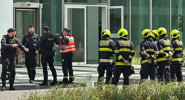 Anonym nahlásil bomby v pražských bankách. Policie evakuovala tisícovku lidí
