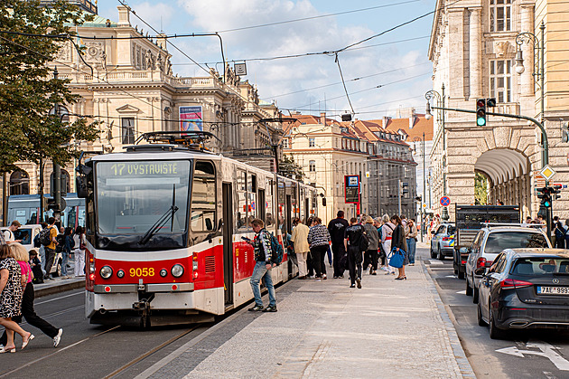 Tramvajový ostrůvek na Staroměstské rozšířili, vznikl tím i pruh pro cyklisty