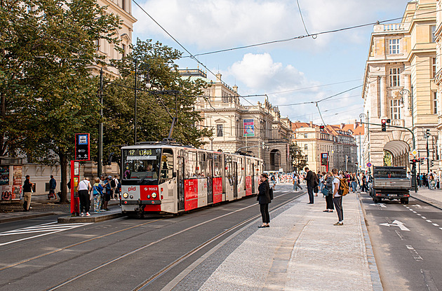 Praský dopravní podnik (DPP) znan rozíil ostrvek u tramvajové zastávky...