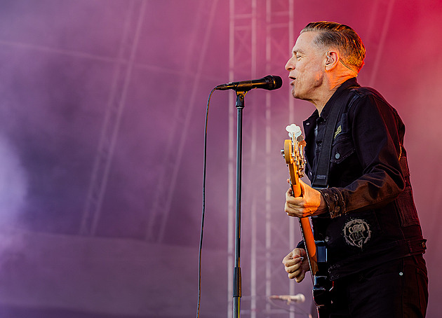 Bryan Adams rozpálil Hradec. Dav svlékl z triček a házel mu obří balony