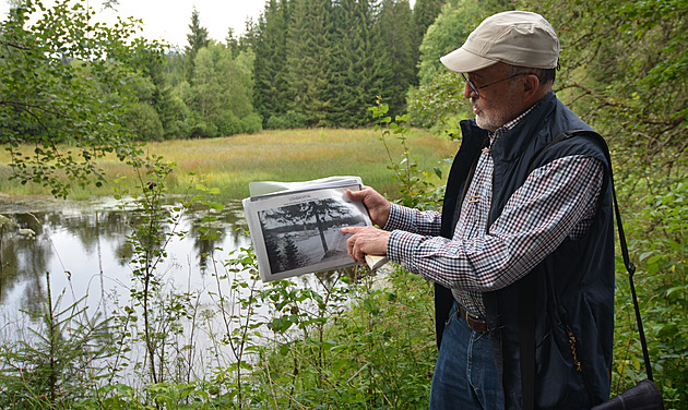 Karl Schneider ukazuje na fotografii místo, kde kdysi ve vesnice Slatina...