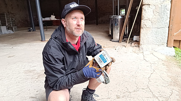 Jakub Klicpera pedvádí micí pístroj, který bude zaznamenávat seismickou...