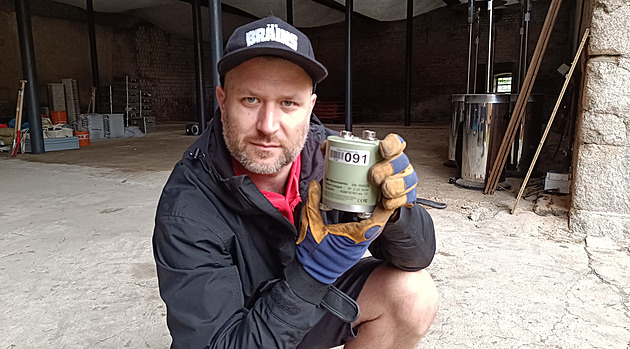 Jakub Klicpera pedvádí micí pístroj, který bude zaznamenávat seismickou...