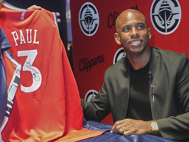 Chris Paul na tiskov konferenci po pchodu k Los Angeles Clippers.