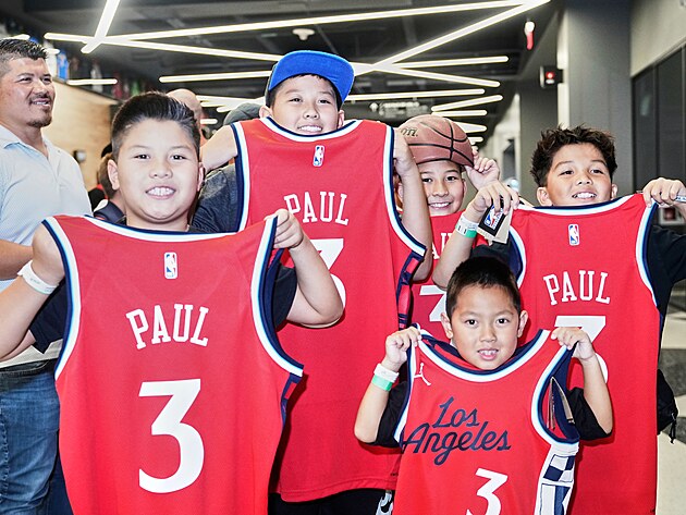 Fanouci Los Angeles Clippers pzuj s dresem Chrise Paula.