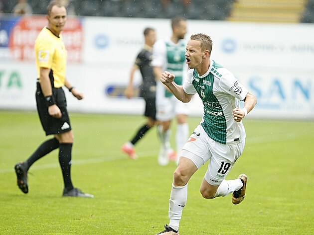 Jablonec forvet Jan Chramosta, Hradec Králové ağındaki ikinci golü kutluyor.