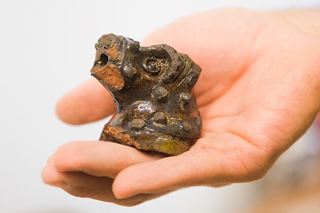 Historický artefakt, nalezený archeology v Brn pi výzkumu bhem stavby...