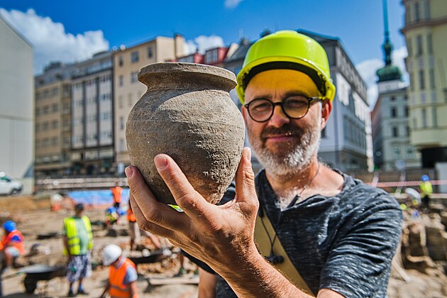 Archeolog s historickým artefaktem, nalezeným v Brn pi výzkumu bhem stavby...
