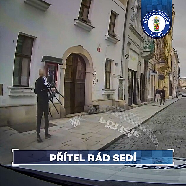 Stráníci zastavili enu, která vzala v pedzahrádce plzeské kavárny idli a...