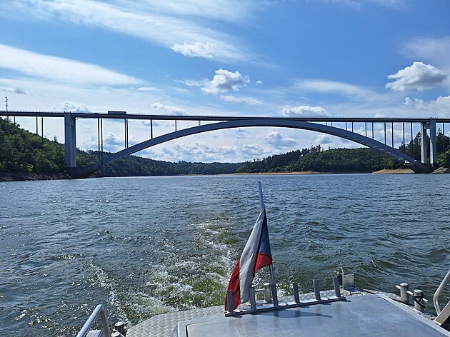 Policisté pátrali po mui, který v beznu skoil ze ákovského mostu. Pomohlo...