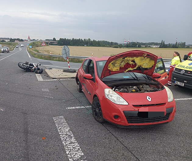 Pi stetu motorky s automobilem se ván zranil spolujezdec jednostopého...