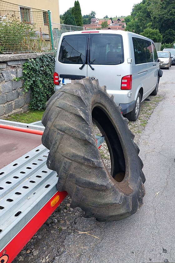Chlapci pustili z kopce dv tké pneumatiky od traktoru. Jedna pokodila...