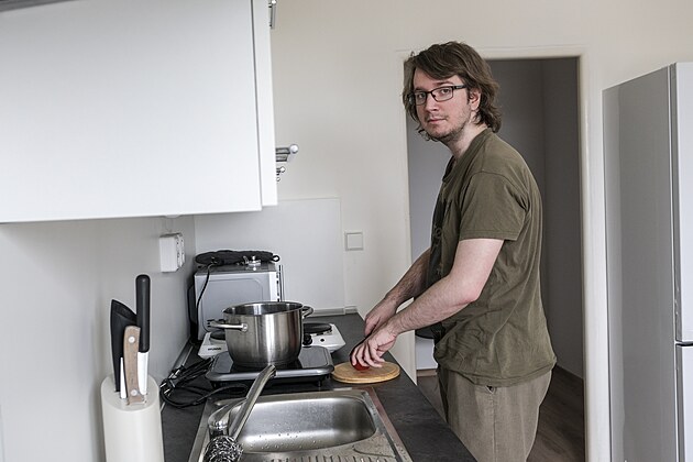 Jeden z klient Mikasy v tréninkovém byt, kde mohou lidé s autismem trénovat...