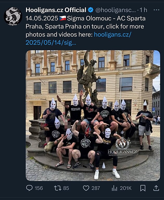 Fotografie sparanských chuligán, kteí se zvnili v centru Olomouce v bílých...