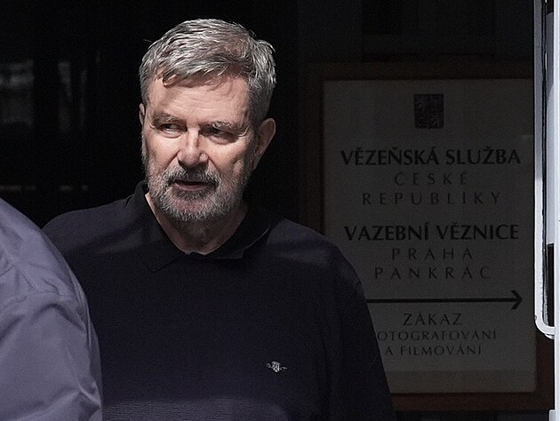 Právník Miroslav Jansta po zaplacení kauce opustil vazební v�znici na Pankráci....