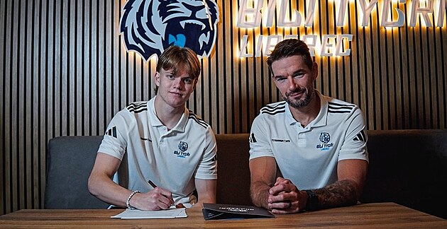 Mladý úto�ník Adrien Bartovi� a sportovní �editel libereckého klubu Michal...