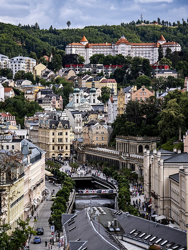 Zábr na karlovarskou kolonádu z Hotelu Thermal (8. ervence 2025)