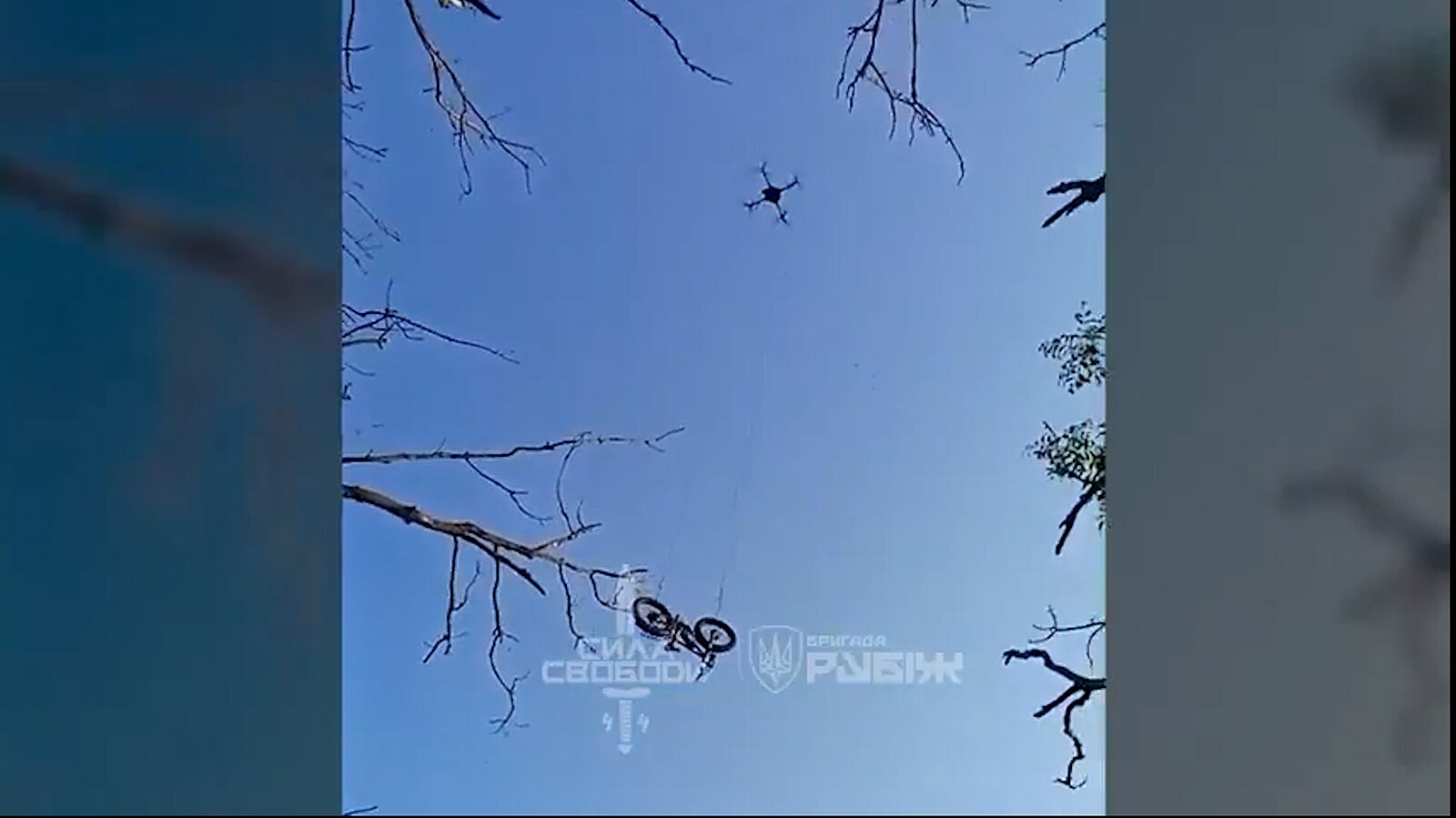 VIDEO: Zraněný voják senzačně unikl z obklíčení na elektrokole. Snesl mu ho dron