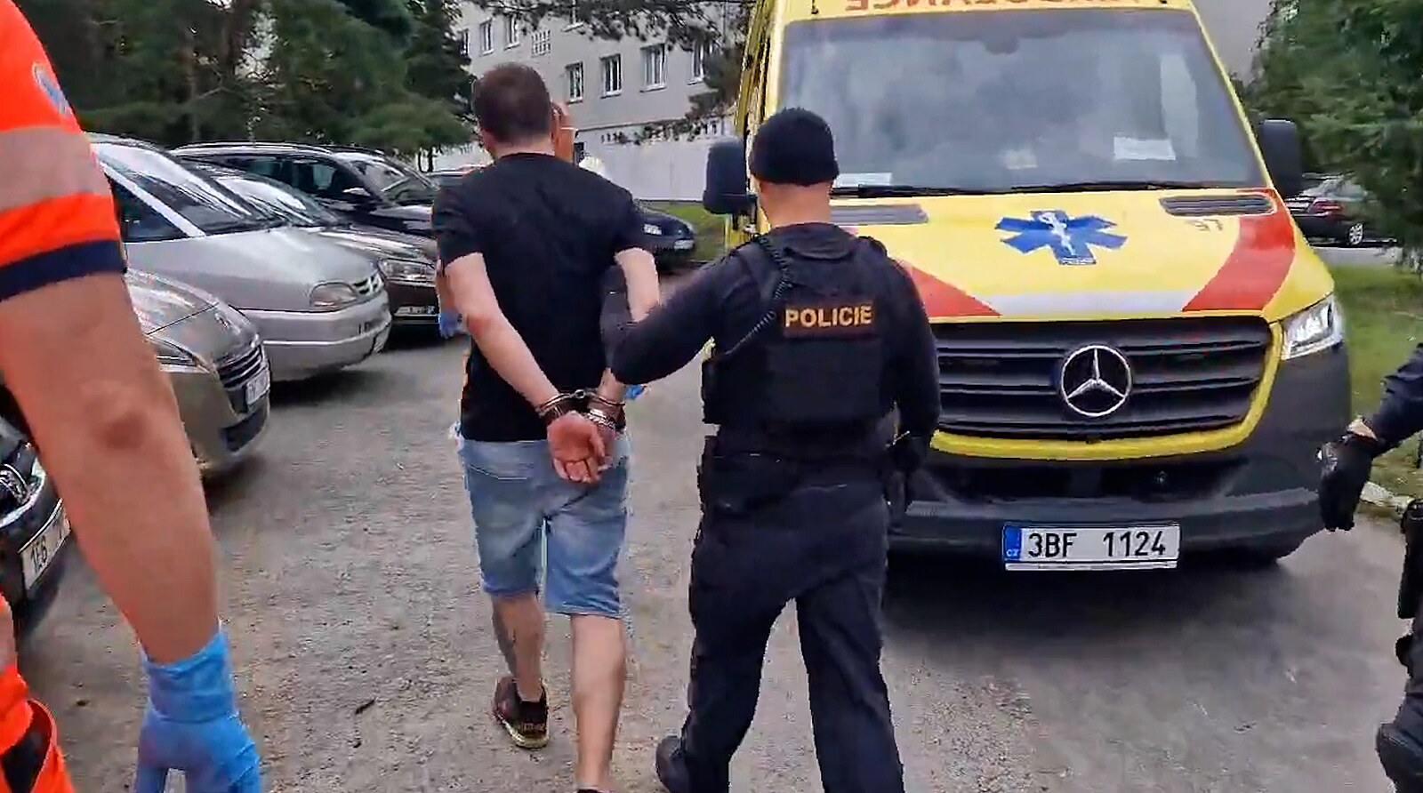 Ozbrojený muž se v Brně zabarikádoval na chodbě paneláku a útočil na policisty