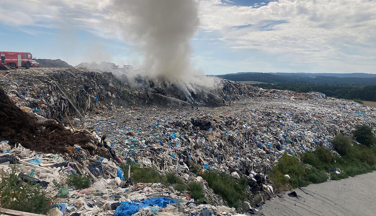 Na Příbramsku hoří skládka, hasiči vyhlásili druhý stupeň poplachu
