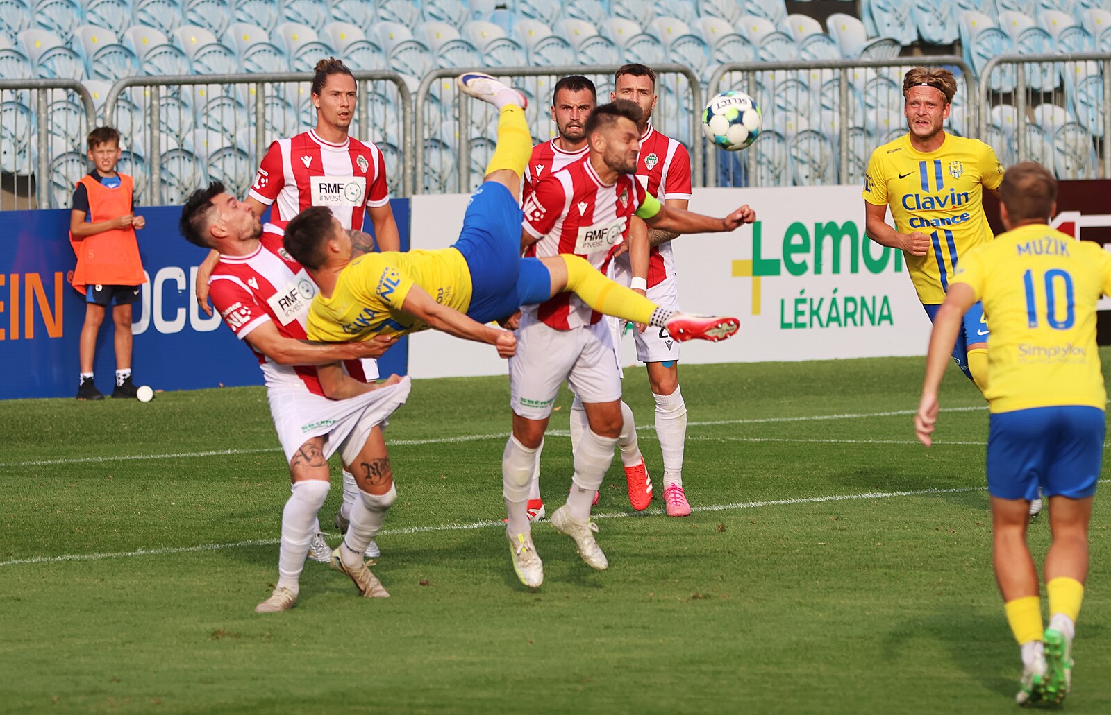 Zbrojovka kötü bir tökezledi ve Opava'da dört gol yedi. Artis de başarısız oldu