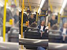 Ostr slovn pestelka propukla v prask tramvaji mezi mladkem a postarm...