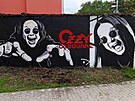 Michal Dvok z Prostjova vytvoil na zdi na ulici Krokova portrt zpvka...