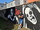 Michal Dvok z Prostjova vytvoil na zdi na ulici Krokova portrt zpvka...