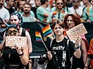Prahou proel duhový prchod v rámci festivalu Prague Pride. Úastnily se ho...