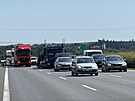 Ped Prahou na dlnici D1 dolo k dopravn nehod dvou kamion, z jednoho...