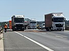 Ped Prahou na dlnici D1 dolo k dopravn nehod dvou kamion, z jednoho...