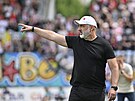 Jindich Trpiovský udílí pokyny svým svencm ze Slavie pi utkání se...