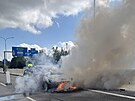 K osobnmu automobilu v plamenech vyjdl v pondl 4. srpna 2025 odpoledne...